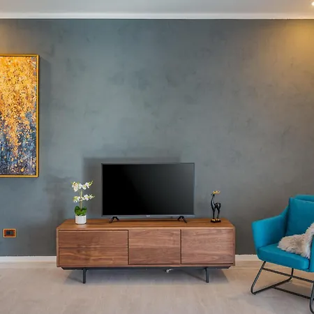 Awesome In With House A Panoramic View Apartmán